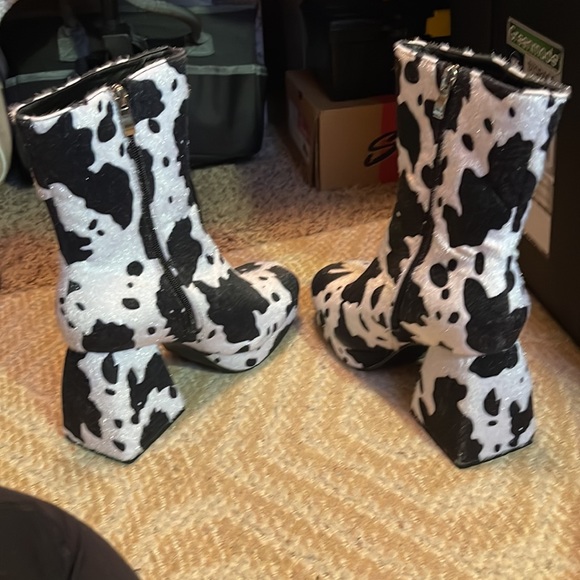 Public Desire Cow print boots Women’s WIDE 7 - Picture 3 of 6